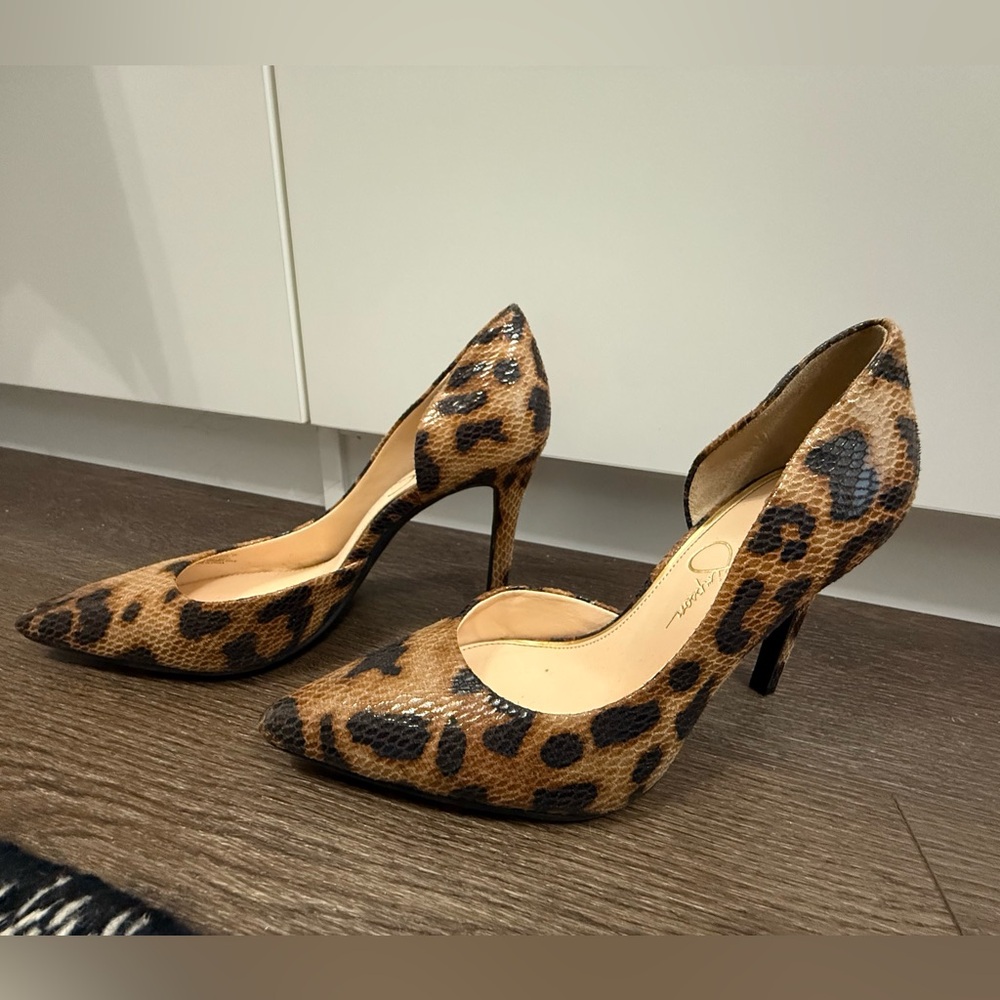 Excellent condition Jessica Simpson leopard pumps size 6.5